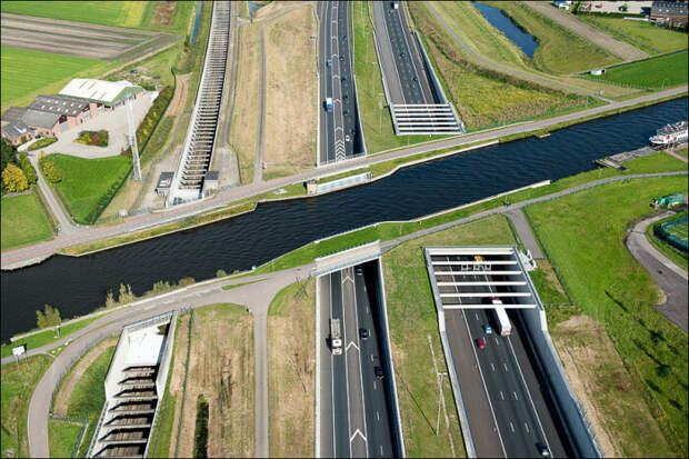 Акведук Ringvaart Haarlemmermeer проходит над оживленной трассой и новой веткой высокоскоростной железной дороги (Нидерланды).