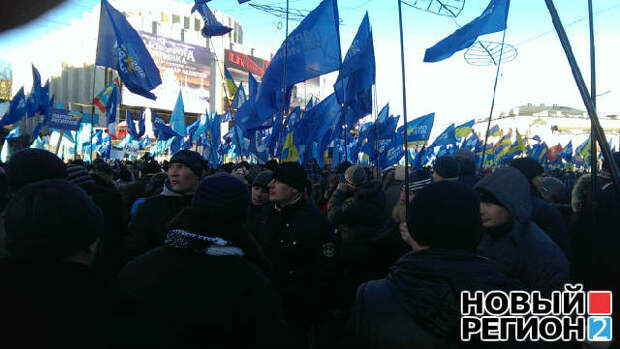 Новый Регион: В центре Киева начались баталии сторонников и противников Януковича – пока что словесные