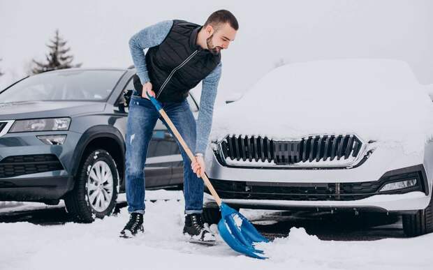 Этот мощный снегоуборщик поможет быстро и легко почистить снег