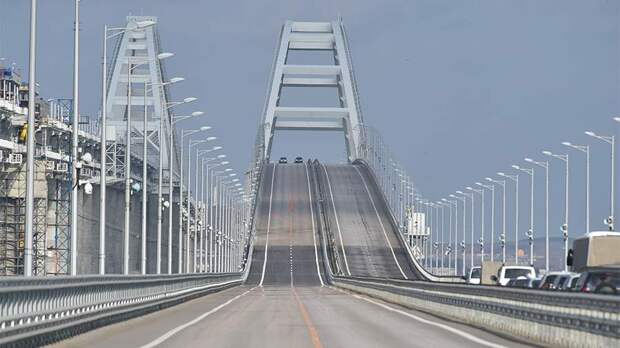 На Крымском мосту два водилеля электрокаров получили штрафы за нарушение спецразметки