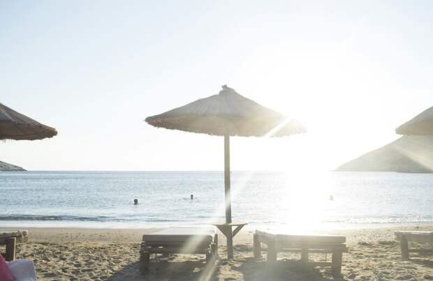 Греция ввела строгие правила, запрещающие использование шезлонгов на пляжах