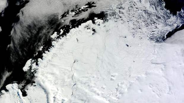 Антарктическая бездна во льду появилась внезапно и ученые не находят объяснений