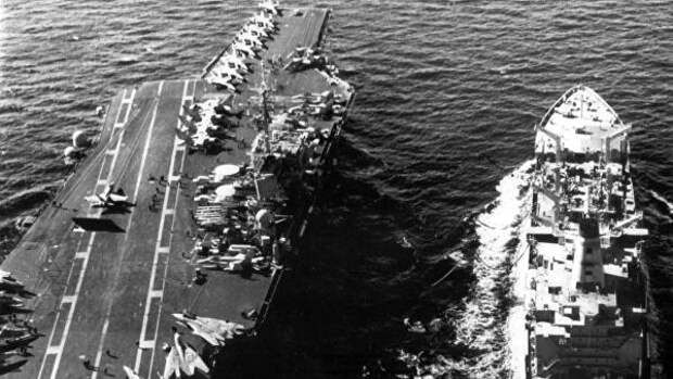 Американский авианосец USS Kitty Hawk на фото российских летчиков, сделанных с борта Су-24МР