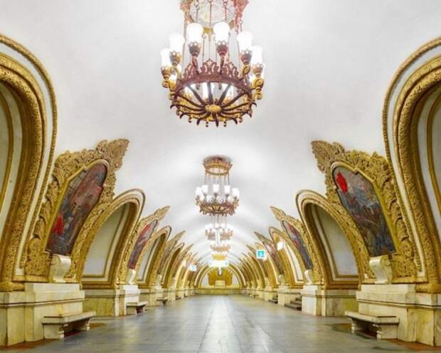 Фотограф показал всю роскошь московского и питерского метро