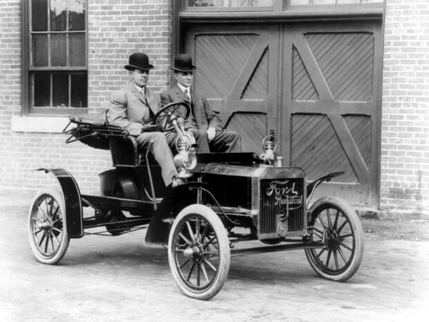 Генри Форд (справа) на пассажирском месте Ford Model N ford, Генри Форд, авто, автоистория, автомобили, компания ford, ретро авто