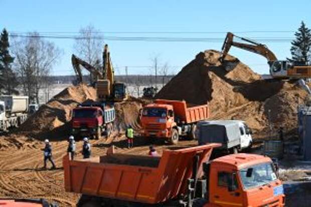 Стройка инфекционной больницы идет беспрецедентно высокими темпами. Фото: Алексей Орлов, «Вечерняя Москва»