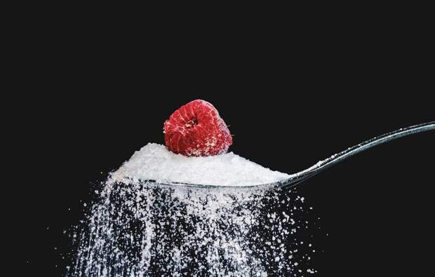 Врач назвал продукты, в которых содержится вредный сахар