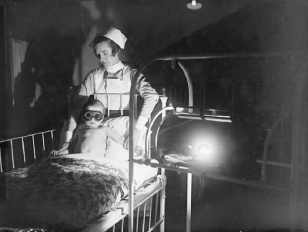 Процедура ультрафиолетового облучения в детской больнице Лондона, 1928 год. Процедура ультрафиолетового облучения в детской больнице Лондона, 1928 год.