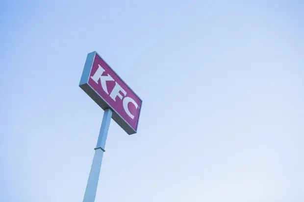 Владелец брендов KFC и Pizza Hut приостановил инвестиции в развитие ресторанов в России
