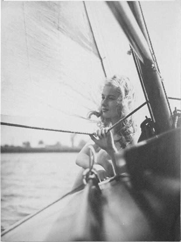 На белоснежной яхте: 20 винтажных фото Монро, Хепберн и других звезд в море