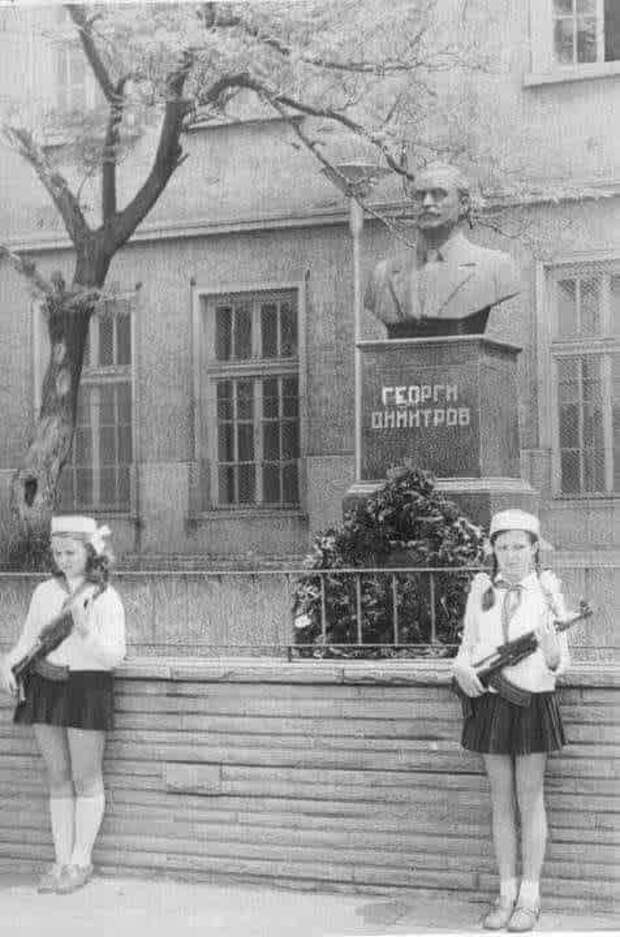 Дети охраняют статую Георгия Димитрова, первого болгарского коммунистического лидера, с автоматами Калашникова. Болгария, 1960-е