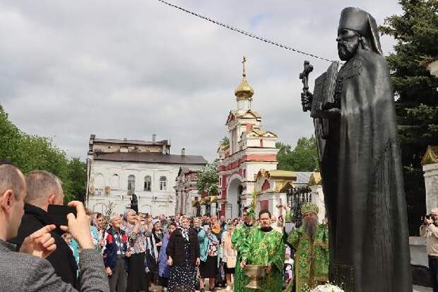 В Мичуринске открыли памятники двум святым