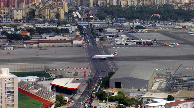 Аэропорт Гибралтара - взлётную полосу пересекает дорога! (фото дня)