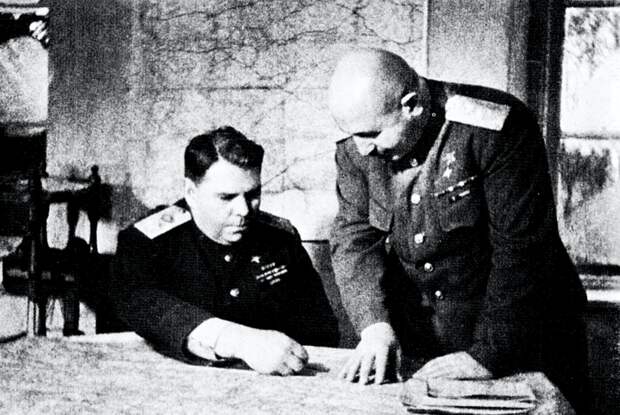 Маршал Василевский и генерал Баграмян, 1945 год 