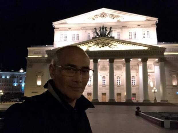 Марк Дакаскос на фоне Большого театра