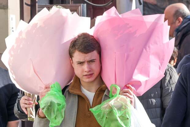 Москвичкам 14 февраля предлагают взять парня и букет напрокат