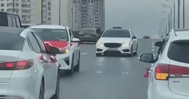 Обычный свадебный кортеж в Москве