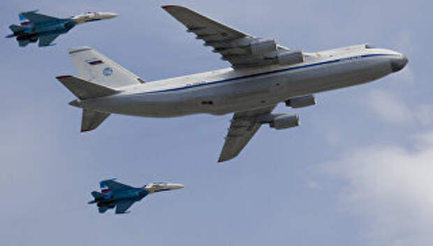 Стратегический военно-транспортный самолет Ан-124 Руслан в сопровождении двух истребителей Су-27. Архивное фото
