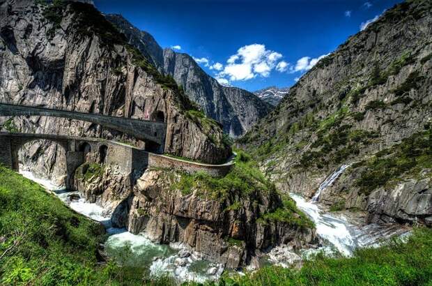 Дьявольский мост Тейфельсбрюкке находится в самом живописном месте Швейцарских Альп.