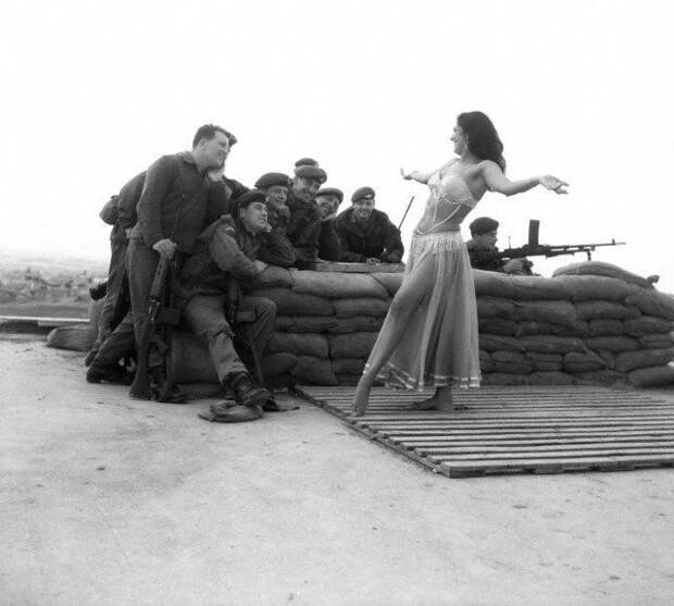 Британские солдаты, наблюдают за турецкой танцовщицей на Кипре, 1964 год. история, факты, фото
