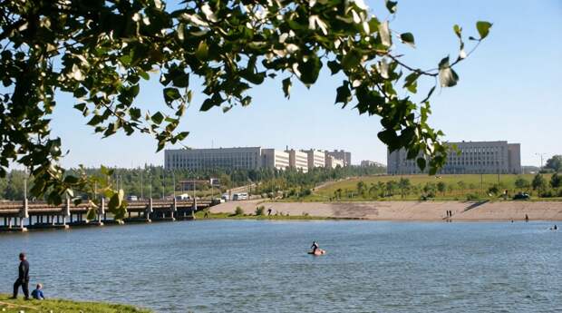 Донецк. Вид с правого берега Кальмиуса на левобережье