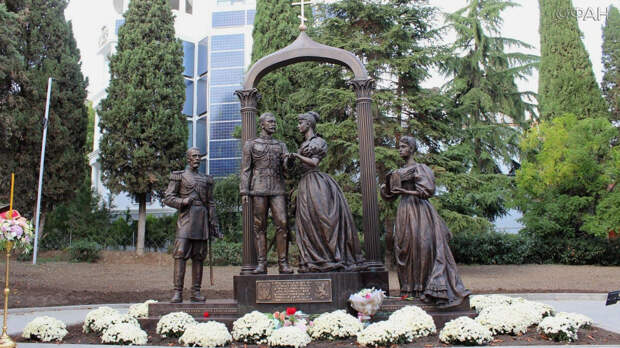 В Алуште появился уникальный памятник Николаю II и его супруге Александре