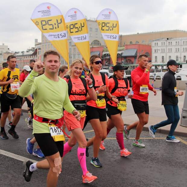 Педагог из Капотни пробежала Московский марафон в роли пейсмекера