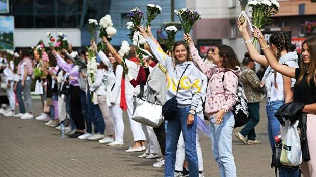 Участники мирной акции протеста возле Комаровского рынка в Минске