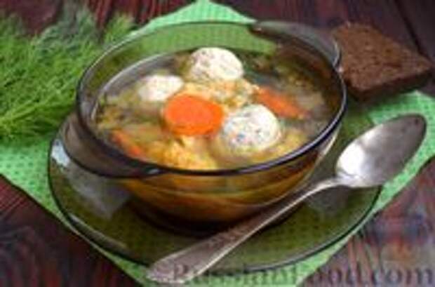 Фото к рецепту: Суп с клёцками и куриными фрикадельками