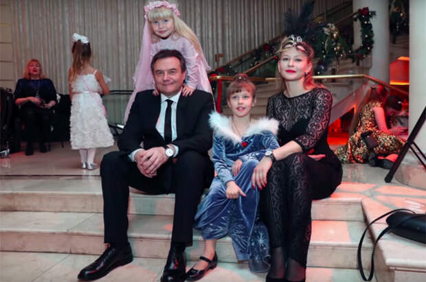 Алексей Учитель и Юлия Пересильд с дочками