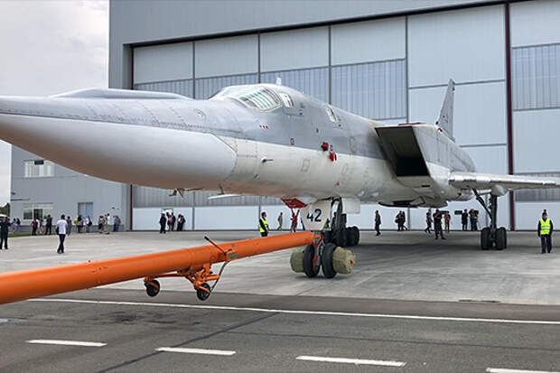Выкатка модернизированного дальнего бомбардировщика-ракетоносца Ту-22М3М на территории Казанского авиационного завода имени С. П. Горбунова