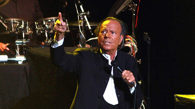 Хулио Иглесиас отверг обвинения бывших сотрудниц в сексуализированных домогательствах