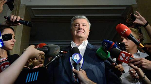 Экс-президент Украины Петр Порошенко у здания Государственного бюро расследований Украины Экс-президент Украины Петр Порошенко у здания Государственного бюро расследований Украины