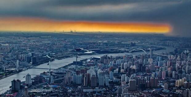 Вид Шанхае с краном над городом.