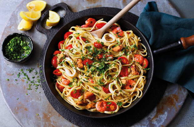 Паста с креветками. \ Фото: realfood.tesco.com.