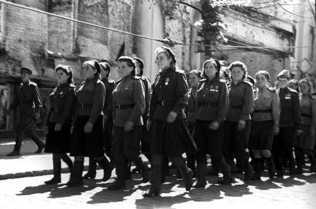 Великая Отечественная война была самой кровопролитной из всех войн когда-либо пережитых нашими народами. На фото: медицинские сестры готовятся к возвращению на родину. Великая Отечественная война была самой кровопролитной из всех войн когда-либо пережитых нашими народами. На фото: медицинские сестры готовятся к возвращению на родину. - Sputnik Казахстан