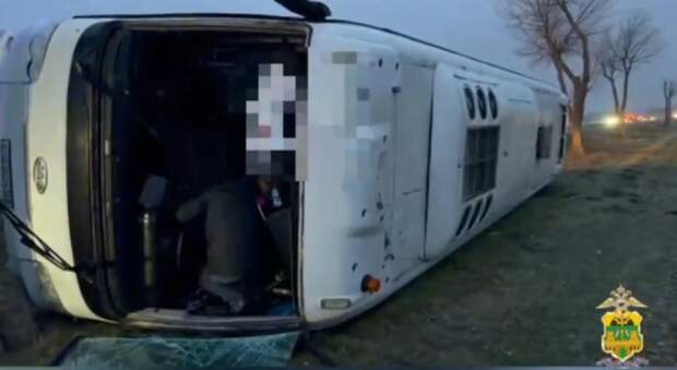 Жесть на дорогах! Ветер на Кубани выбросил вахтовый автобус с трассы под Анапой