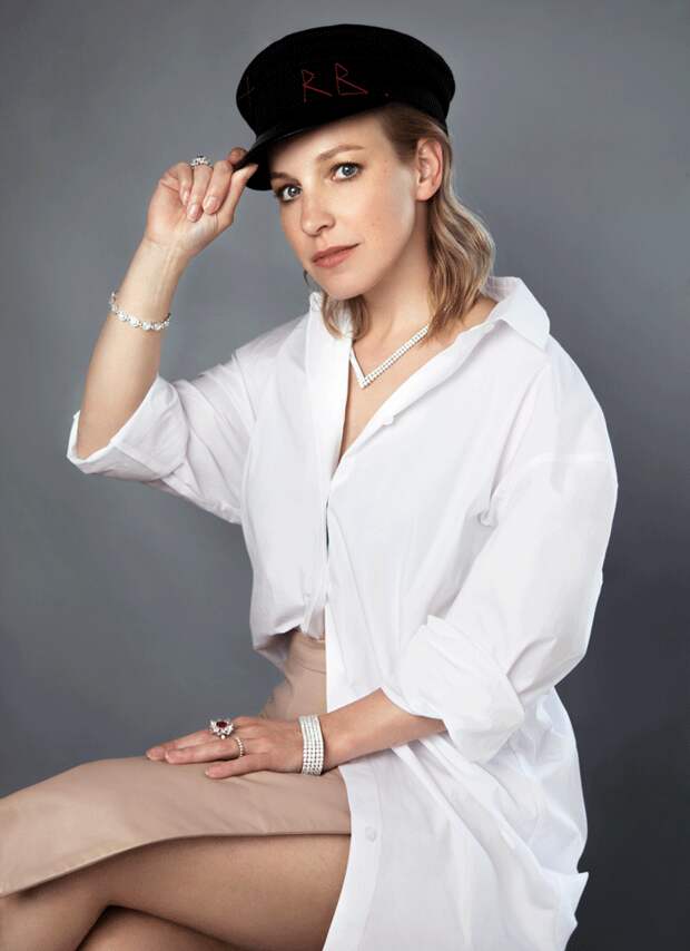 Рубашка, jil sander; кожаная юбка, anna dubovitskaya; картуз, ruslan baginskiy; ювелирные украшения, Mercury Рубашка, jil sander; кожаная юбка, anna dubovitskaya; картуз, ruslan baginskiy; ювелирные украшения, Mercury