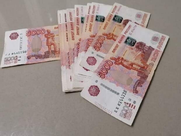 Пенсионер из Кузбасса лишился крупной суммы, поверив аферистам