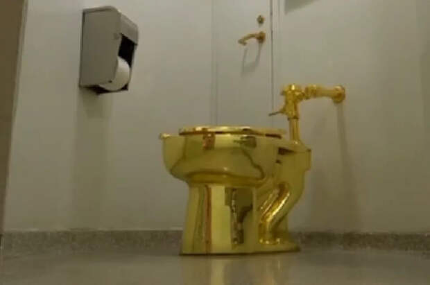Золотой унитаз, которым пользовались рок-звезды, продают в Британии