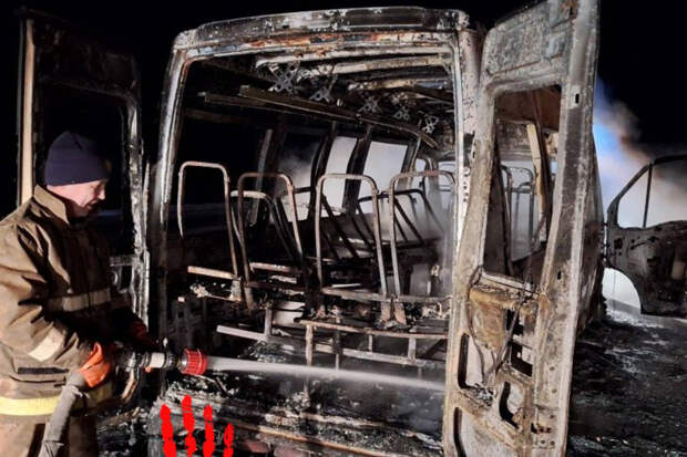 В Челябинской области маршрутка с людьми воспламенилась на дороге