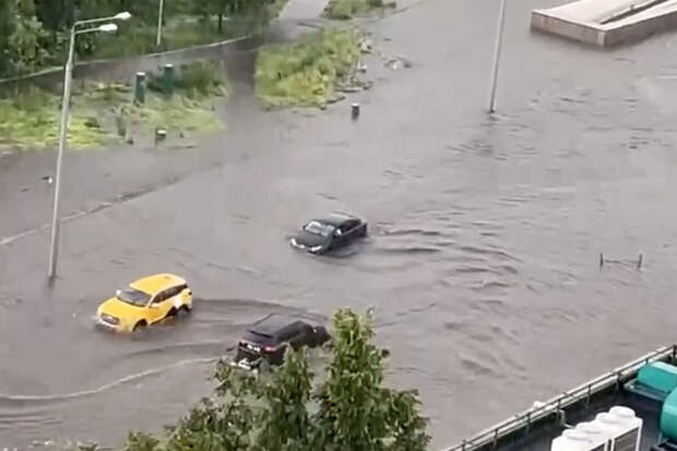 Появилось видео, как в Москве машины плывут по затопленным дорогам из-за ливня