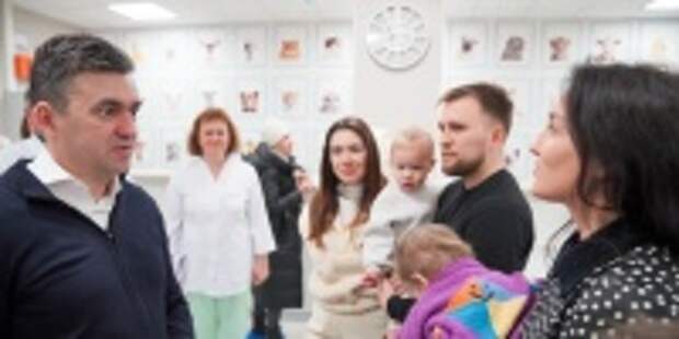 Врачи детского консультативно-диагностического центра принимают маленьких пациентов в новом просторном и светлом здании с современным оборудованием