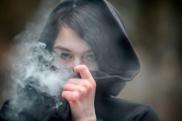 "Ъ": депутаты хотят запретить онлайн-торговлю табаком и вейпами