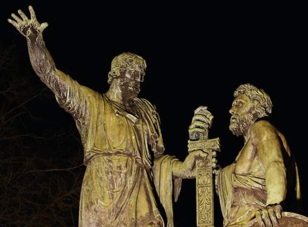 Владимир Путин в День народного единства возложит цветы к памятнику Минину и Пожарскому в Москве