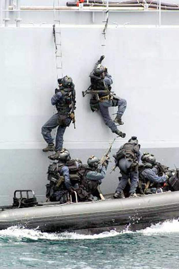 Бойцы специальной абордажной группы «Tokubetsukeibitai» японских морских сил самообороны