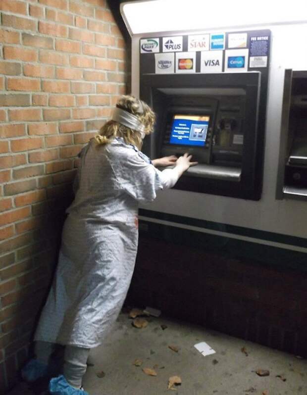 Как правильно снимать деньги в банкомате?