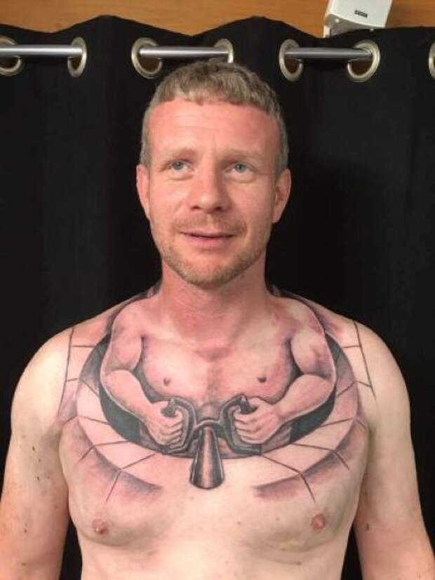 Веселая татуировка дальнобойщика, рулящего собственным телом