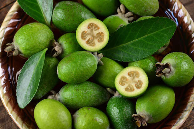У спелых плодов темно-зеленая или желтоватая кожура и нежная кремовая мякоть