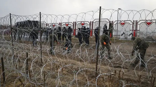 Четыре польских солдата пострадали в результате стычек с мигрантами на границе